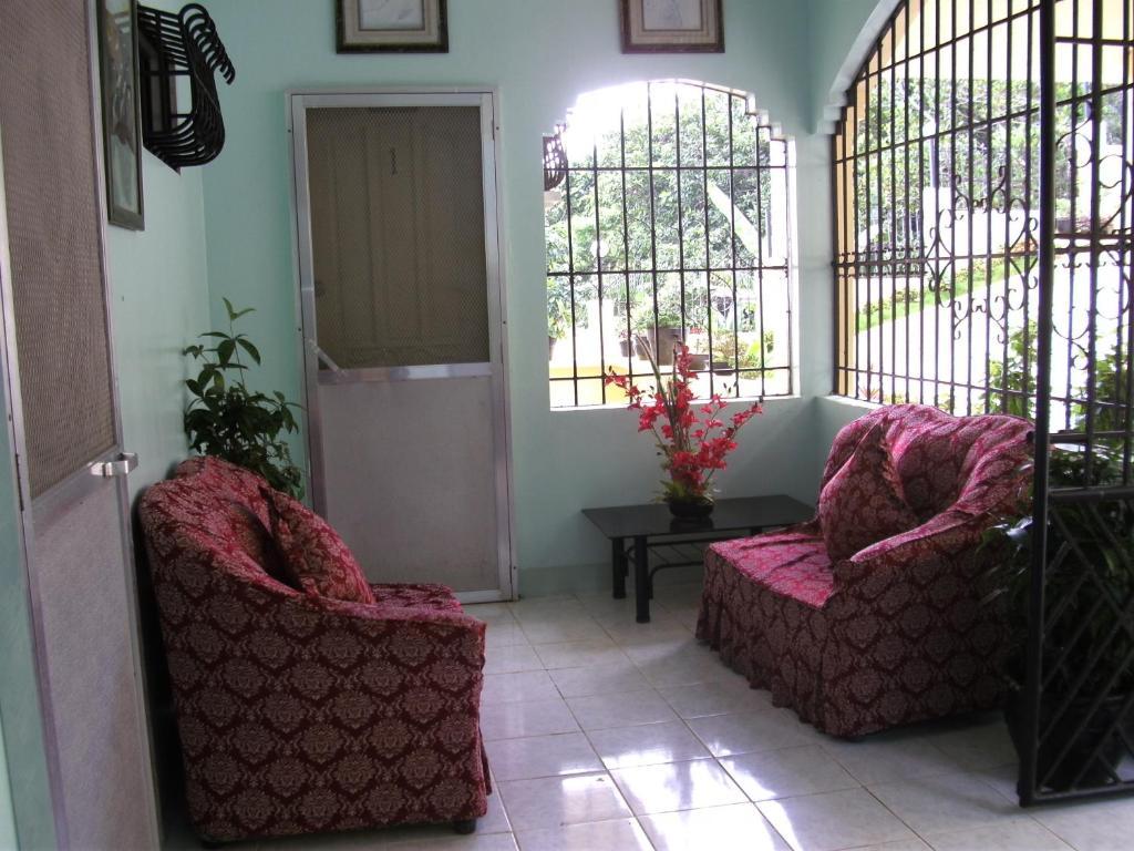 Royal Taal Inn Tagaytay City Esterno foto