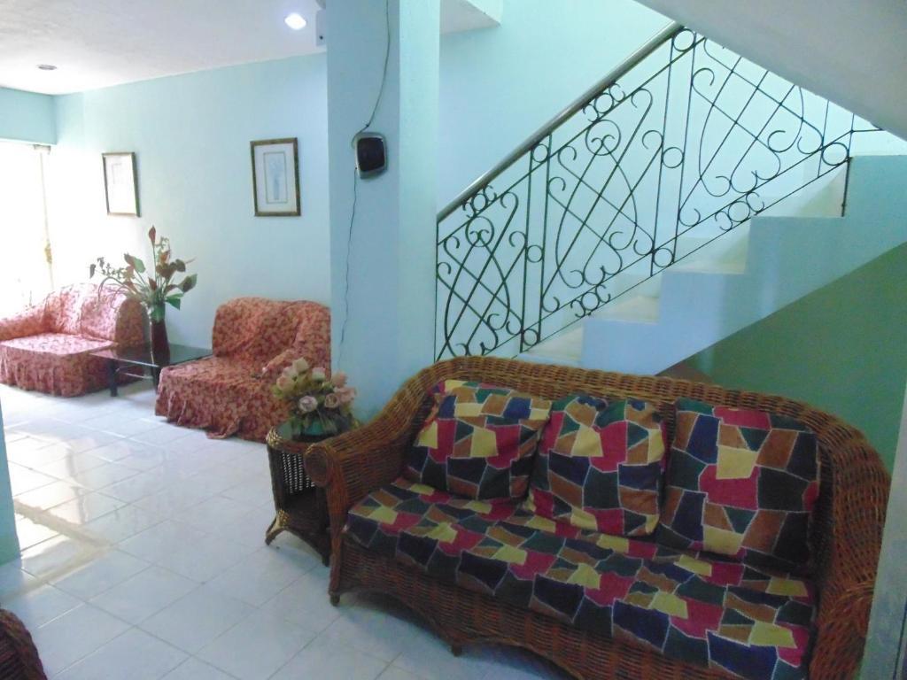 Royal Taal Inn Tagaytay City Esterno foto