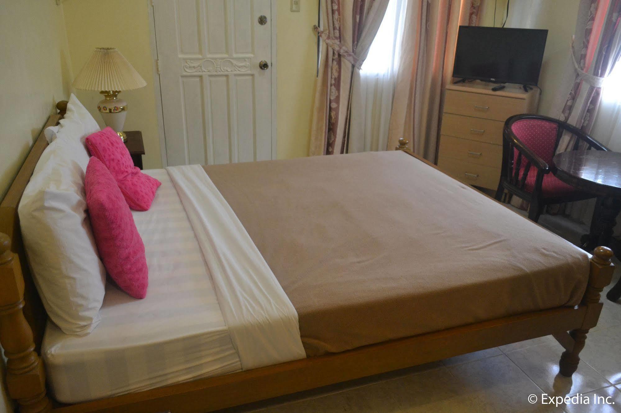 Royal Taal Inn Tagaytay City Esterno foto